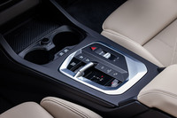 小さなレバー式のシフトセレクターやドライブモードセレクター、スタート／ストップスイッチなどが整然と配置されるシフトパネル。スイッチの基本デザインやレイアウトなどはエンジン横置きのBMW各車と共通している。