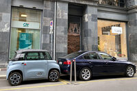 「BMW 3シリーズ」（写真向かって右）と並ぶと、全長の違いが際立つ。