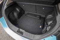 荷室は標準車から変更はなく、5人乗車時で435リッターを確保。9.5インチのゴルフバッグを2セット横置きできる。