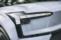 先進的なデザインのヘッドランプ。対向車のヘッドライトや先行車両のリアランプを検知し、自動でハイ／ローを切り替える「アクティブハイビーム」が組み込まれている。