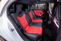 リアシートの背もたれは40：20：40分割可倒機能を有す。フロントシートも含め表皮は、写真のクラシックレッド／ブラックまたは、チタニウムグレー／ブラックの2パターンから選択できる。