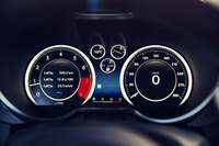 2つのメインメーターの間に小さなメーターを3つ置くレイアウトは、オリジナル「A110」に倣ったものだ。スピードメーター（右）には300km/hまで記されている。