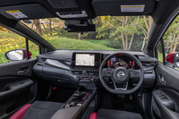 レッドカーボン調のコンソールフィニッシャーや、レッドステッチ入りの合皮トリムなど、専用アイテムが数多く採用されたインテリア。オプションの寒冷地仕様「ホットプラスパッケージ」を選択すると、写真の本革巻きステアリングホイールが装備される。