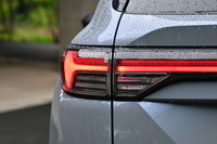 三菱が「アウトランダー」を大幅改良　新バッテリー採用で100kmを超えるEV走行換算距離を実現の画像