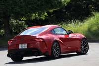 大きくふくらんだリアフェンダーと相まって、踏ん張り感が強調されたリアまわり。あえて横幅を狭めたダックテールスポイラーが、車体の幅広さを一段と印象づける。