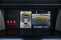 クルマを真上から見ているような映像を表示し駐車をサポートする「パノラミックビュー」（オプション）。