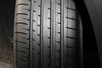 トレッドパターンに関しては、ピッチの長さが不均等（5つのピッチ長を使い分けているのだ）な点にも注目。ブロックやリブを横断しない横ミゾの配置は、走行時の騒音低減にも寄与している。