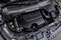 シリーズトップとなる最高出力300ps、最大トルク400Nmを発生させる2リッター直4ガソリンターボエンジン。2代目「イヴォーク」では、搭載エンジンの種類に関わらず、トランスミッションは全車9段ATが組み合わされている。