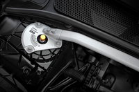 「T8ポールスターエンジニアード」のフロントサスペンション取り付け部には、アルミ製のストラットタワーバーが装着される。