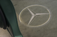 ドアを開けると足元を照らしてくれるカーテシーライトは大きなスリーポインテッドスター。解像度が高く、陰影まで見事に表現されている。