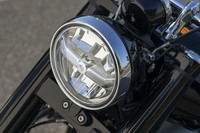 「ファーストエディション」には、取り回しに便利なリバースアシストや、坂道発進をアシストするヒルスタートコントロール、LEDヘッドライト、コーナリング時にハンドルを切った先の路面を照らすアダプティブヘッドライトなどが装備される。