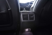 センターコンソールの後端には、後席用のエアコン吹き出し口とUSBコネクターが配置されている。