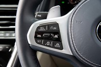 アダプティブドライブ走行時に条件が整い、「ハンズオフOK」と表示されたときにステアリングスポーク上の「MODE」ボタンを押すとハンズオフ機能が作動する。