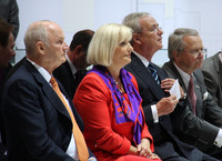 フェルディナント・ピエヒ氏。以下、右に向かって妻のウルズラ・ピエヒ氏、フォルクスワーゲンのマルティン・ヴィンターコルンCEO（当時）、ヴォルフガング・ポルシェ同監査役会会長。2009年フランクフルトモーターショーで。