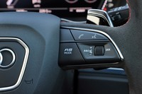ステアリングスポークには上位の「RS」モデルと同じ「RSモード」ボタンが備わる。あらかじめ設定しておいたパワートレインやサスペンションなどの好みのセッティング（2種類可能）をボタンひとつで呼び出せる。