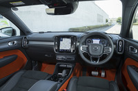 鮮やかなカラーリングが目を引く「T5 AWD R-DESIGN ファーストエディション」のインテリア。オレンジ色のドアの内張りとカーペットはオプションとして用意される。