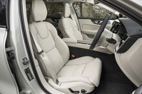 「T5 AWDプロ」ではパーフォレーテッド加工が施されたナッパレザーのシート表皮が標準装備。ヒーターやベンチレーション機能に加えて、マッサージ機能も備えている。