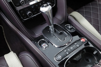 トランスミッションはZF製の8段ATが搭載される。シフトレバーの後方には、エンジンのスタート／ストップスイッチや、ドライブモードの切り替えスイッチなどが並ぶ。