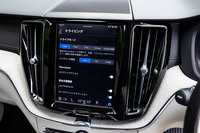 「XC60リチャージ」には走行の基本となる「ハイブリッド」や、エンジンとモーターを用いて強力な加速を実現する「パワー」、EV走行用の「ピュア」、滑りやすい路面用の「コンスタントAWD」、悪路走行に適した「オフロード」という5種類の走行モードが用意されている。