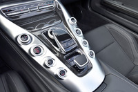 トランスミッションは7段の「AMGスピードシフトDCT」（デュアルクラッチ式）。シフトモードは「C」「S」「S＋」のほか、サーキット走行のための「RACE」モードも用意される。