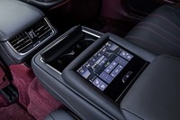 リアシートの姿勢調整やエアコン、オーディオ、サンシェードなどのコントロールが直観的に行えるリアマルチオペレーションパネルをセンターアームレスト内に配置。