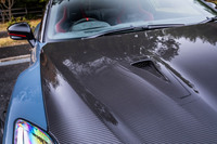 クリア塗装を施したカーボン製のNACAダクト付きエンジンフードが採用された「GT-R NISMOスペシャルエディション」。軽量化や冷却性能の向上も、同車の開発コンセプトに掲げられている。