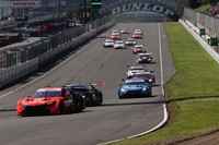 スポーツランドSUGOでのSUPER GT開催は2年ぶり。写真はGT500クラスのスタートシーン。