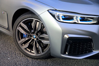 タイヤサイズは前が245/40R20 、後ろが275/30R20。試乗車にはブリヂストンのプレミアムスポーツタイヤ「ポテンザS001」が装着されていた。