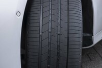 トレッドパターンに関しては、各ブロックが一斉に接地・離地しないよう、グルーブ（溝）のデザインを最適化。騒音を軽減している（人が「抜き足」で歩く様子をイメージしてほしい）。また縦方向の主溝の内部には、空気の流れを乱して音圧を下げる突起が設けられている。