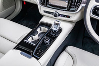 スウェーデンのオレフォス社が手がけるクリスタル製のシフトノブを標準で装備。パワーユニットのスタート／ストップスイッチには手ざわりのいいローレット加工が施されている。