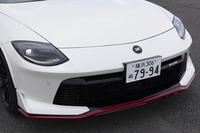 標準モデルではS30型をモチーフにノーズ部分が延長されているが、空力と冷却の向上を図った「NISMO」のバンパー形状はこれまでどおり。フロントのエンブレムは「NISSAN」から「Z」に変わっている。