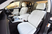 上質なセミアニリン本革で仕立てられた「LS500h“エグゼクティブ”」の前席。シートカラーは写真のホワイトのほか、ブラックやブラウンも用意される。