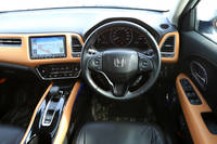 コックピット周辺部は、ブルーのLEDイルミネーションや本革巻きのセレクトノブ（1万6200円）、デザインタイプのカーペットなどが特徴的。8インチ ベーシックインターナビ（15万1200円）もオプション。