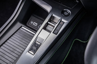 エンジンのスタート／ストップボタンやスイッチ式のシフトセレクターが、ドライバーサイドに配置されるセンターコンソールのデザインは「308」ゆずり。USBポートや12V電源のソケットも標準で装備される。