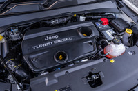 最高出力170PS/3750rpm、最大トルク350N・m/1750-2500rpmを発生する2リッター直4ディーゼルターボエンジンを搭載。トランスミッションは9段ATが組み合わされる。