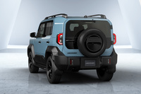 フロント、リアともにコーナーバンパーは取り外し可能な分割タイプとされる。