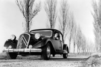 「シトロエン・トラクシオンアヴァン」
	早くからFFの駆動方式の合理性は認識されていたものの、実用化は難航していた。そんな中で、いち早く実用化を果たしたのがシトロエンで、ドライブシャフトに使う精度の高い等速ジョイントの開発にめどをつけ、1934年に「トラクシオンアヴァン」こと「7CV」を発表する。その後、より強力なエンジンを搭載した「11CV」「15CV」へと発展し、1957年までに合計約75万台が製造された。