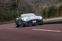 「ビルシュタインDTXダンパー」を用いたサスペンションは、オープントップ化による前後重量配分の変化を考慮して、独自にチューニング。ボディー剛性の低下を補うべく、アンダーボディーには強化部材を追加している。