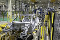 現行「シビック」は、車体を骨格部と外板に分け、全体の骨格を組み立ててから外板を溶接する「インナーフレーム構造」を採用。ボディーの軽量化と高剛性化を実現している。