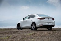 「セダン」のボディーサイズは全長×全幅×全高＝4660×1795×1445mm。「ファストバック」とホイールベースは同値（2725mm）だが、全長は200mm長い。