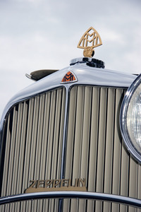 「DS8ツェッペリン」のフロントには、マイバッハのエンブレムとツェッペリンのロゴが備わる。このエンブレムは現代のメルセデス・マイバッハのクオーターピラーにも備えられている。