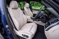 「キャンベラベージュ／ブラック」色の「ヴァーネスカレザーシート」は22万6000円のオプションアイテム。フロントシートヒーターは「X5」全車に標準装備されるアイテムで、試乗車にはランバーサポート機能がオプションで追加されていた。