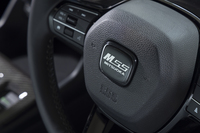 ステアリングホイールのセンターパッドには「M55 MITSUOKA」のバッジが貼られている。