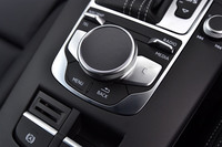 インフォテインメントシステムの操作スイッチ。写真中央の円形タッチパッドで、手書きの文字入力にも対応する。