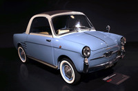 「アウトビアンキ・ビアンキーナ トラスフォルマービレ」（1960年）。トラスフォルマービレとはキャンバストップを備えた仕様のこと。