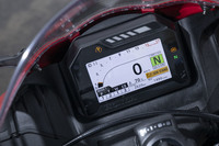 メーターにはフルカラーのTFT液晶モニターを採用。通常の表示に加えてサーキットモードも備えており、各種ラップタイムや周回数などを確認できる。