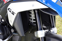 フロントサスペンションは、A字型のアームで車体とショックアブソーバー、フロントフォークをつなぐ、BMW独自のテレレバーを踏襲。新たに、電子制御油圧で車体を昇降させる「アダプティブ車高調整」が採用された。