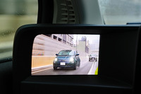 ダッシュボードの端に備わるデジタルサイドミラー。取材日は雨天だったので、非常に重宝した。