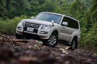 「パジェロ」の車体はモノコックボディーの高剛性とラダーフレームの悪路走破性を併せ持つというビルトインフレーム型。