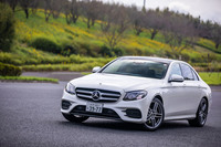 特徴的なデザインの「マルチビームLEDヘッドライト」やそれに付随する「アダプティブハイビームアシスト・プラス」も、試乗車の「AMGライン」に組み込まれるオプションアイテム。